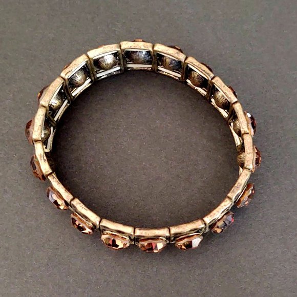 Hammered brass and crystal stretch bracelet - Picture 6 of 11